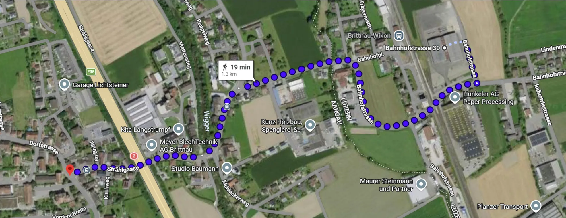 Fussweg vom Parkplatz zum Festgelände